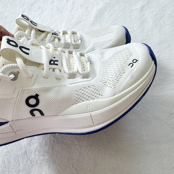 On ‘The Roger’ Pro M white - Picture 5 of 12